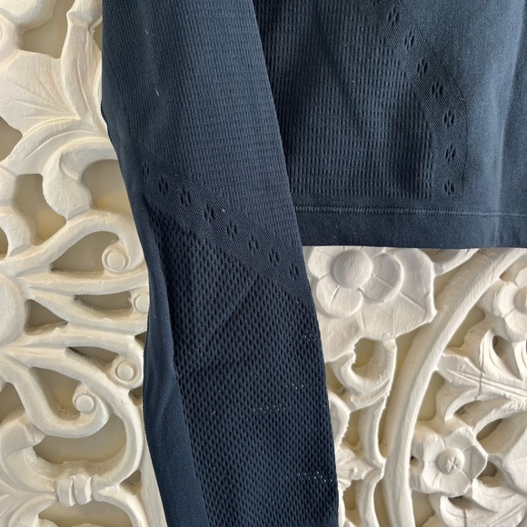 Lululemon Navy Long Sleeve Crop Top Mesh Detail Athletic Training Top Small - Picture 4 of 4